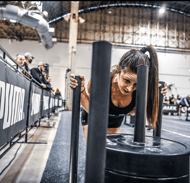 Lauren Weeks duwt een slee tijdens het HYROX US Championship van 2021