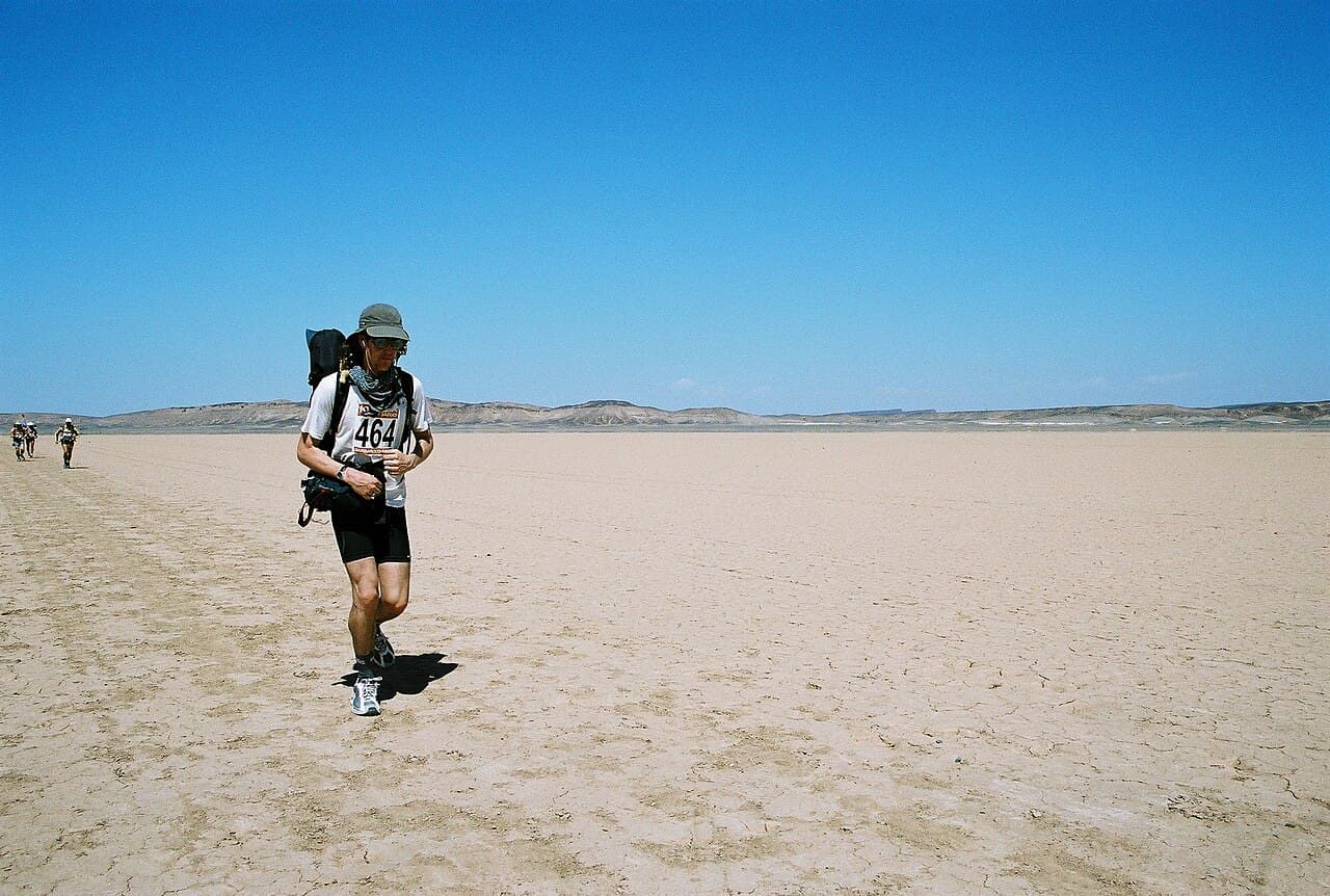 Lopers doorkruisen de woestijn tijdens Marathon des Sables