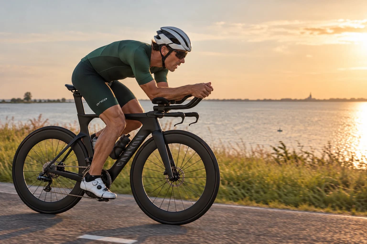 AI-gegenereerd sfeerbeeld: triatleet in aerohouding naast een vlakke dijk