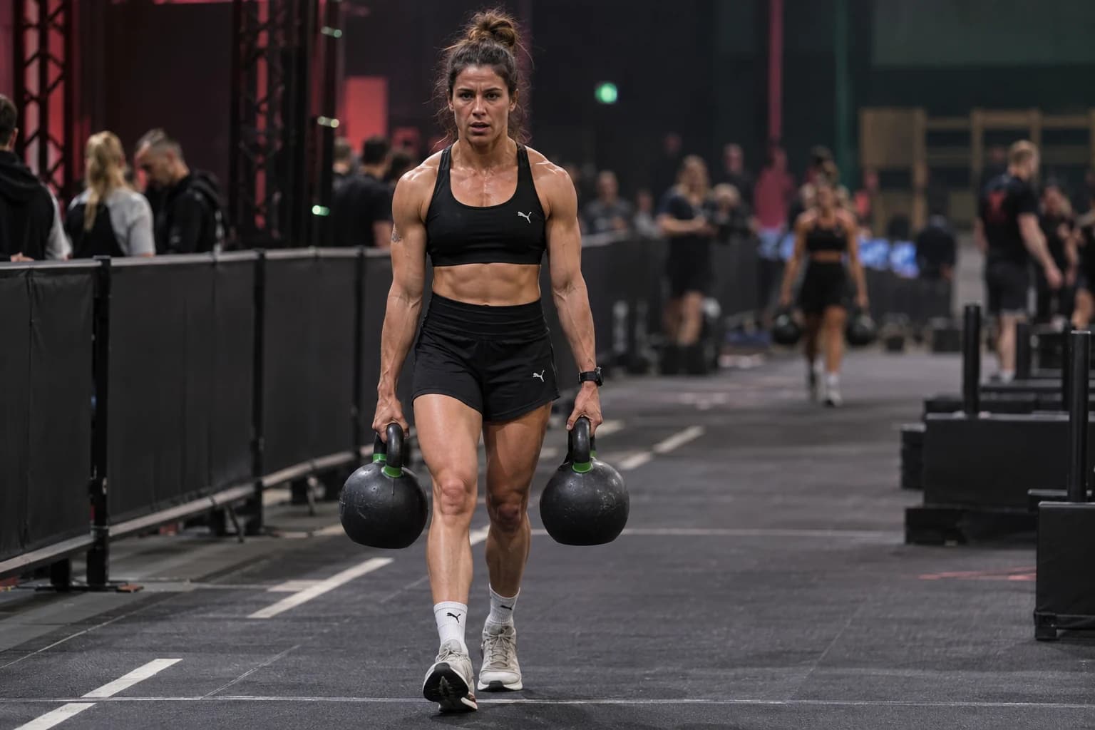 AI-gegenereerd sfeerbeeld: atlete met twee kettlebells tijdens een indoor race
