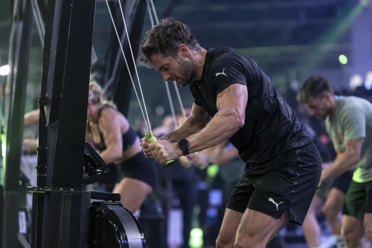 AI-gegenereerd sfeerbeeld: atleet die de handgrepen van een ski-ergometer omlaag trekt