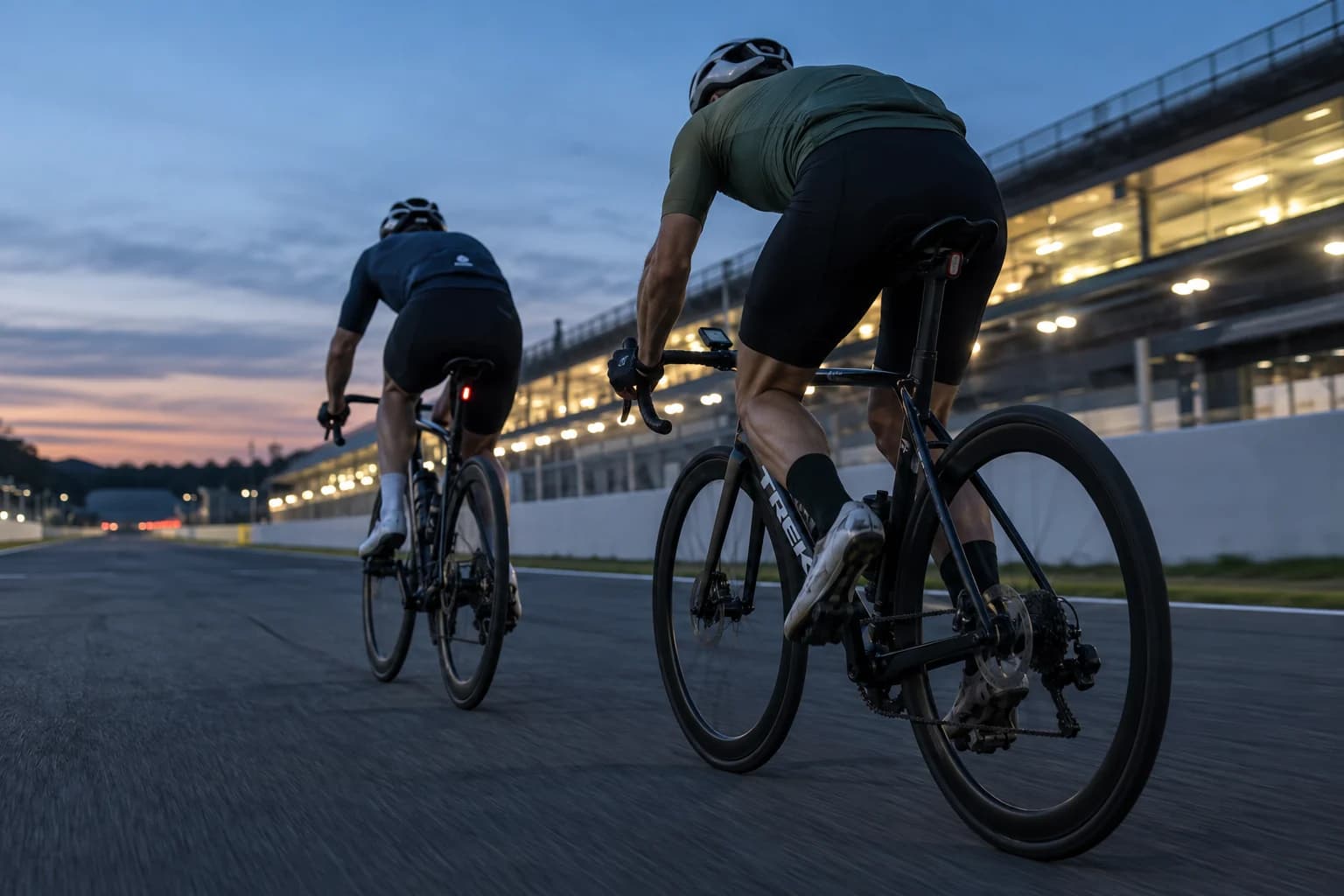 AI-gegenereerd sfeerbeeld: wielrenners op een circuit in de schemering