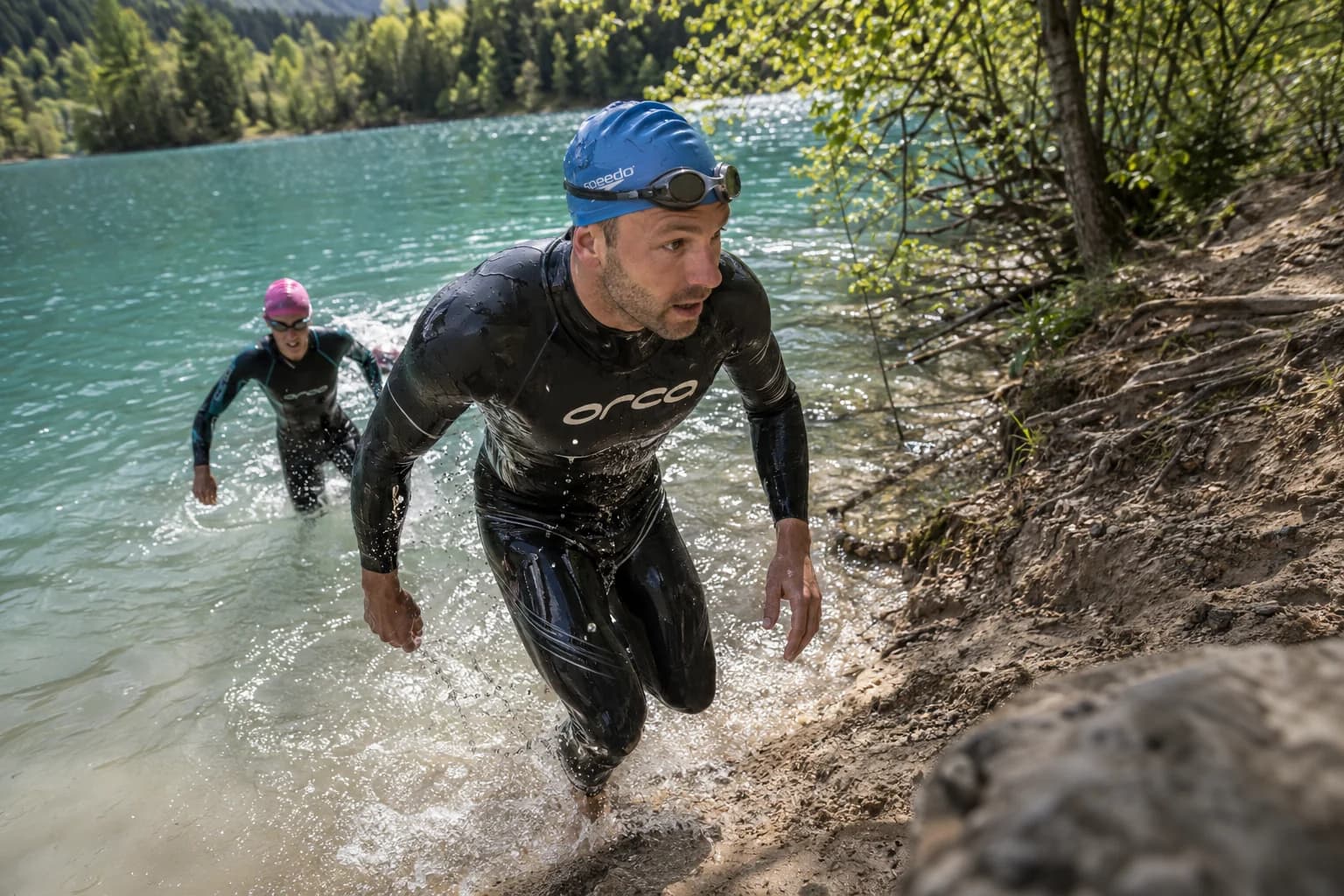 KI-generiertes Stimmungsbild: Schwimmer beim Verlassen eines Waldsees