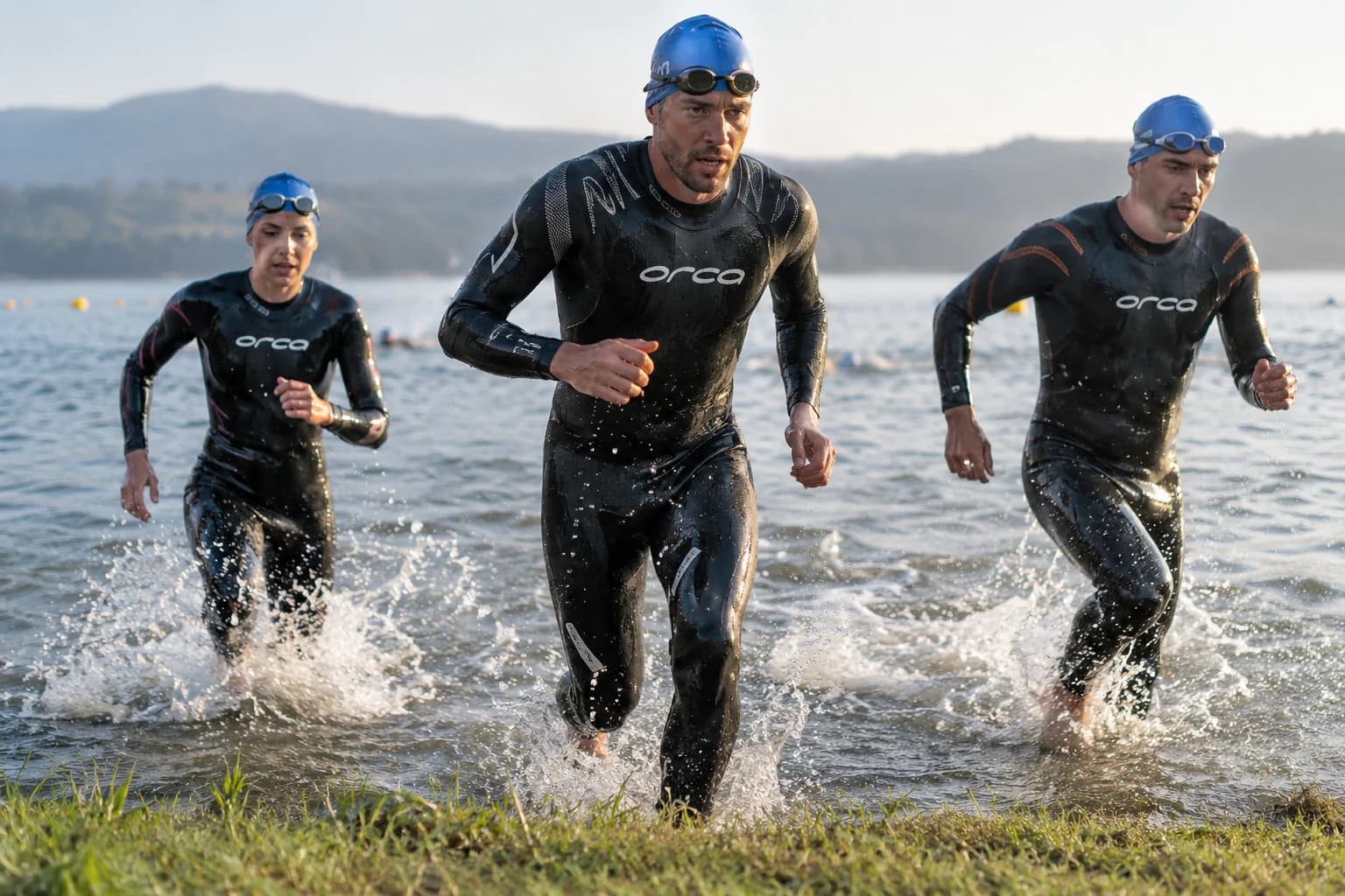 AI-gegenereerd sfeerbeeld van triatleten die uit het water naar de wisselzone racen